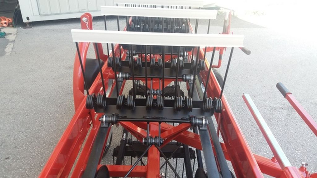 Molon 250/5R zu Traktor gEnio (15866) - Prevrtač sijena/ Grabulje: slika Molon 250/5R zu Traktor gEnio (15866) - Prevrtač sijena/ Grabulje Molon 250/5R zu Traktor gEnio (15866) - Prevrtač sijena/ Grabulje: slika Molon 250/5R zu Traktor gEnio (15866) - Prevrtač sijena/ Grabulje