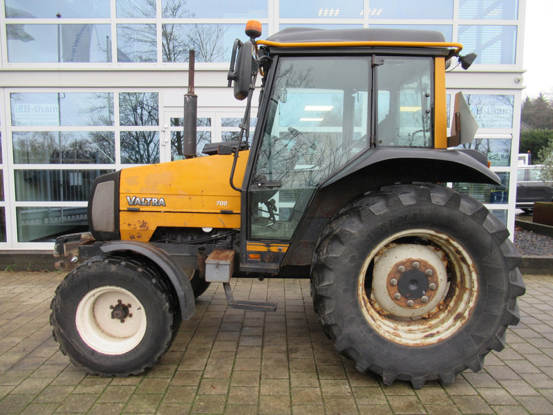 Valtra 700 4x2 VALMET - Traktor: slika Valtra 700 4x2 VALMET - Traktor Valtra 700 4x2 VALMET - Traktor: slika Valtra 700 4x2 VALMET - Traktor