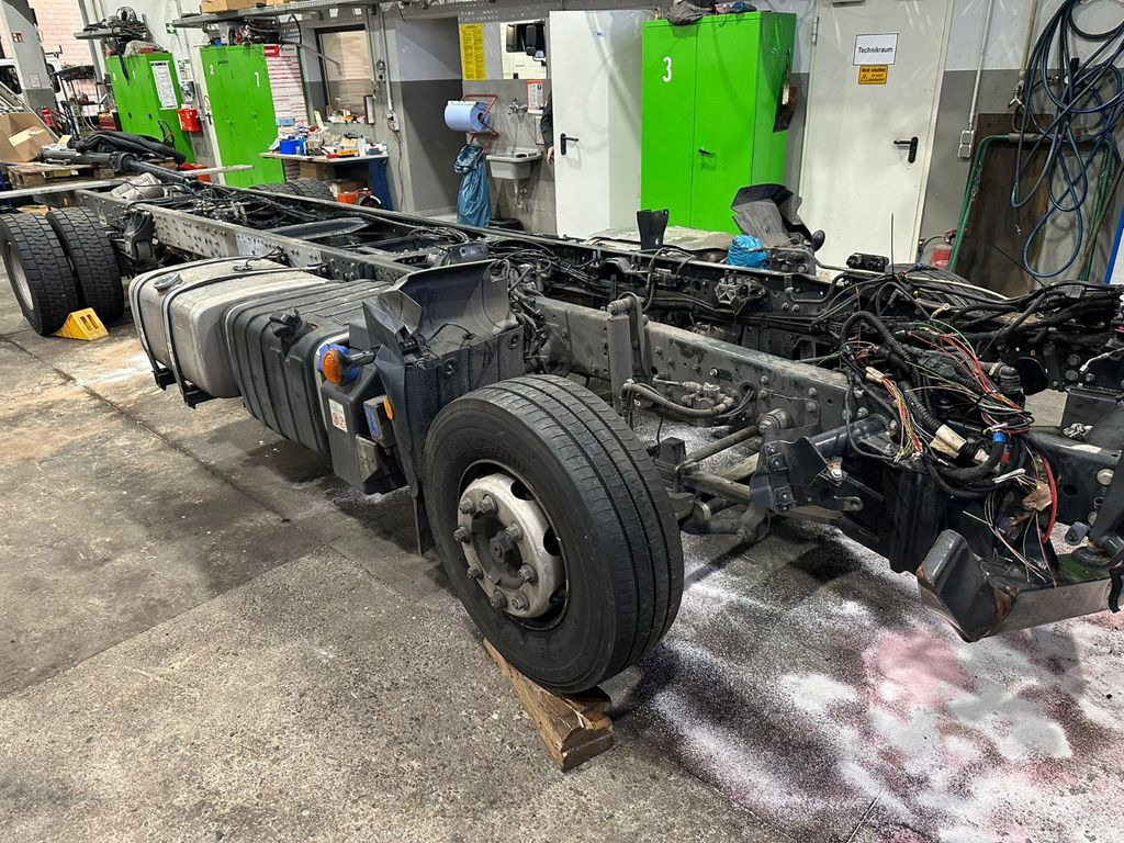 Iveco 110EL25 Unfallchassis ohne Motor/Getriebe - Okvir/ Šasija za Kamion: slika Iveco 110EL25 Unfallchassis ohne Motor/Getriebe - Okvir/ Šasija za Kamion Iveco 110EL25 Unfallchassis ohne Motor/Getriebe - Okvir/ Šasija za Kamion: slika Iveco 110EL25 Unfallchassis ohne Motor/Getriebe - Okvir/ Šasija za Kamion