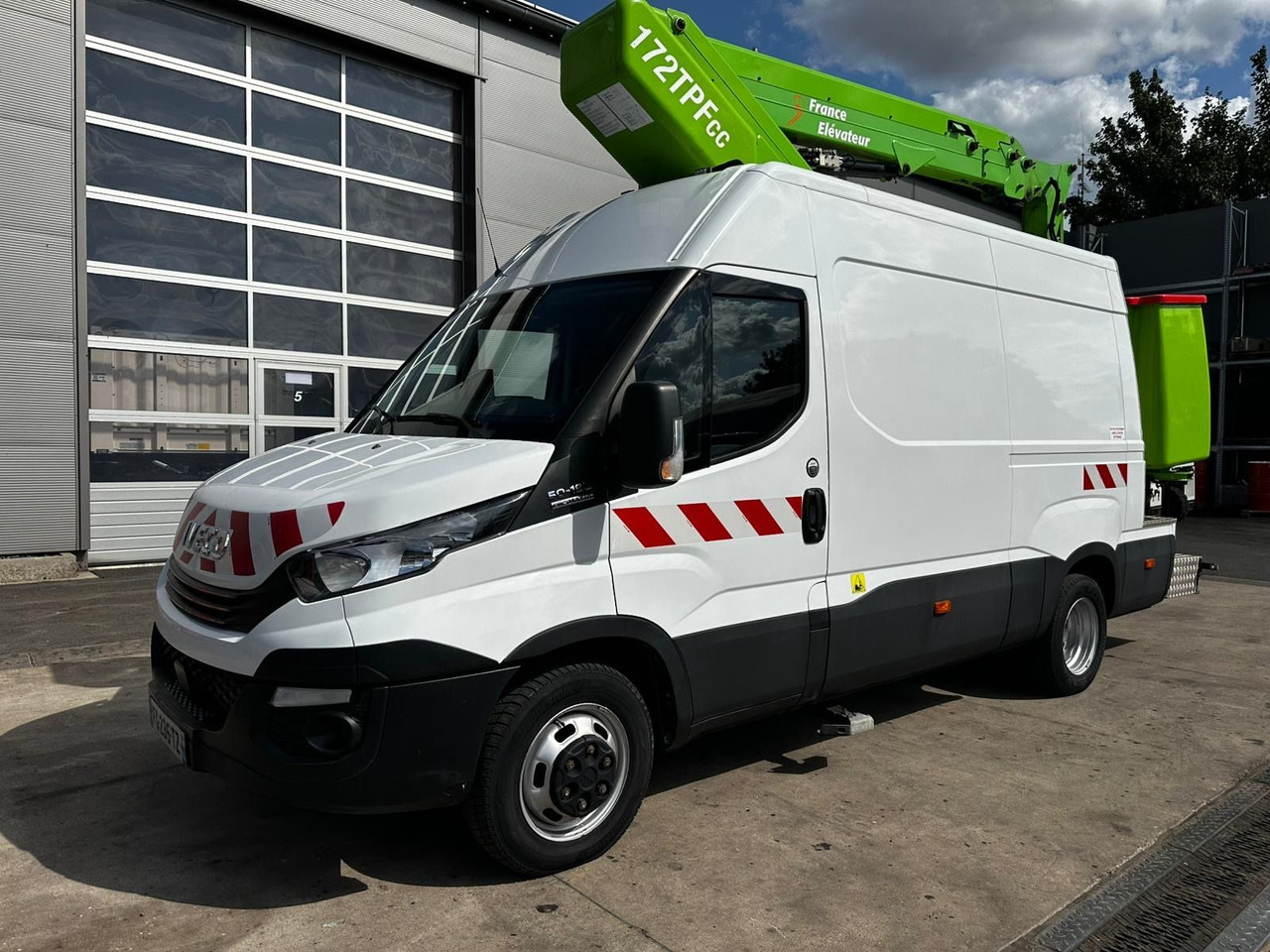 Iveco Daily 50C18 Hi-Matic/17m/Euro6/2-Punkt - Podizna platforma montirana na kamion: slika Iveco Daily 50C18 Hi-Matic/17m/Euro6/2-Punkt - Podizna platforma montirana na kamion Iveco Daily 50C18 Hi-Matic/17m/Euro6/2-Punkt - Podizna platforma montirana na kamion: slika Iveco Daily 50C18 Hi-Matic/17m/Euro6/2-Punkt - Podizna platforma montirana na kamion