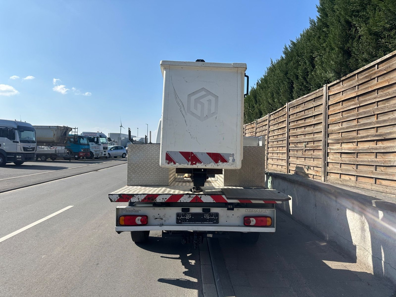 Podizna platforma montirana na kamion, Dostavno vozilo Renault Master Renault Master: slika Podizna platforma montirana na kamion, Dostavno vozilo Renault Master Renault Master