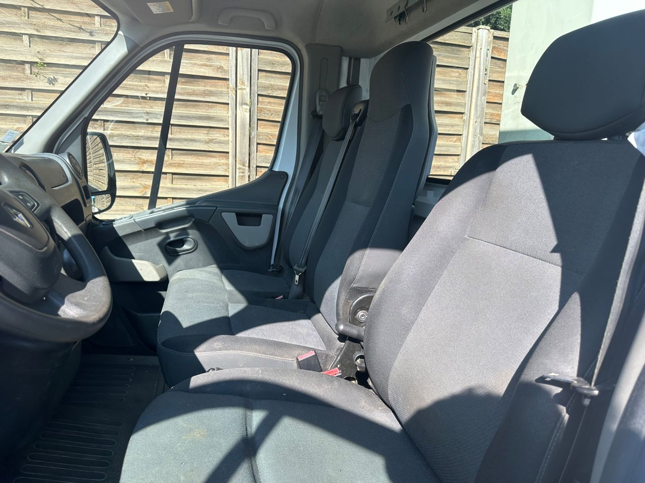 Podizna platforma montirana na kamion, Dostavno vozilo Renault Master Renault Master: slika Podizna platforma montirana na kamion, Dostavno vozilo Renault Master Renault Master