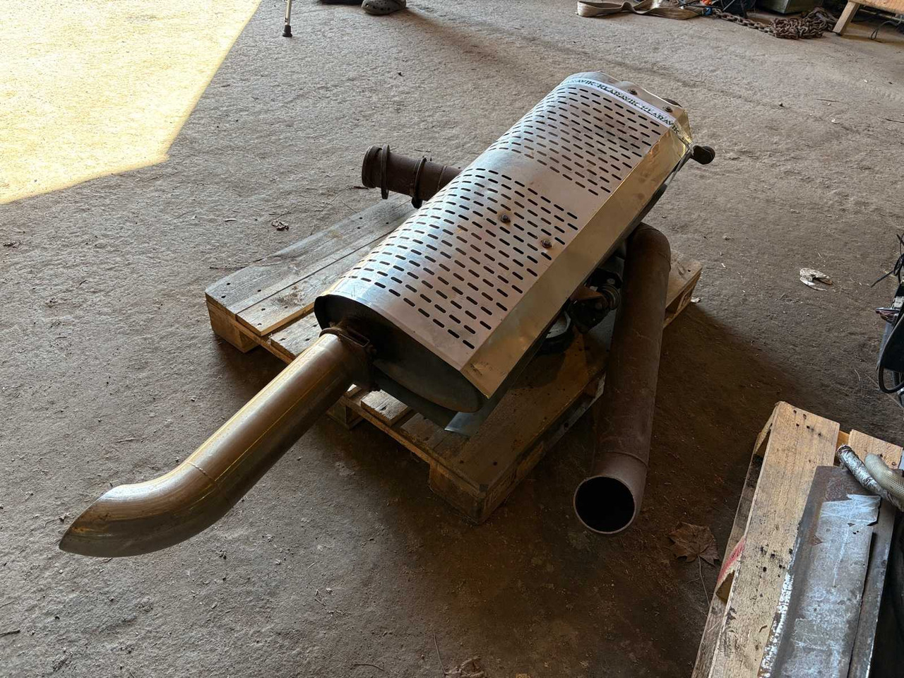 Sisu E model muffler and pipe - Prigušni lonac za Kamion: slika Sisu E model muffler and pipe - Prigušni lonac za Kamion Sisu E model muffler and pipe - Prigušni lonac za Kamion: slika Sisu E model muffler and pipe - Prigušni lonac za Kamion