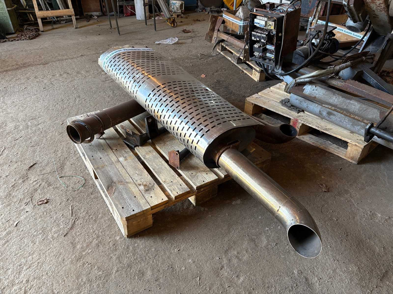 Sisu E model muffler and pipe - Prigušni lonac za Kamion: slika Sisu E model muffler and pipe - Prigušni lonac za Kamion Sisu E model muffler and pipe - Prigušni lonac za Kamion: slika Sisu E model muffler and pipe - Prigušni lonac za Kamion