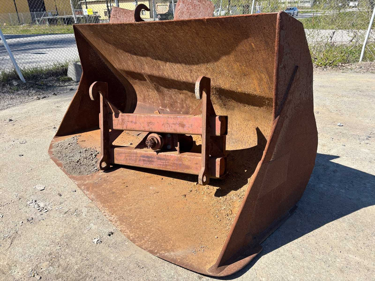 Volvo bucket and bracket with coupling head - Utovarna korpa: slika Volvo bucket and bracket with coupling head - Utovarna korpa Volvo bucket and bracket with coupling head - Utovarna korpa: slika Volvo bucket and bracket with coupling head - Utovarna korpa