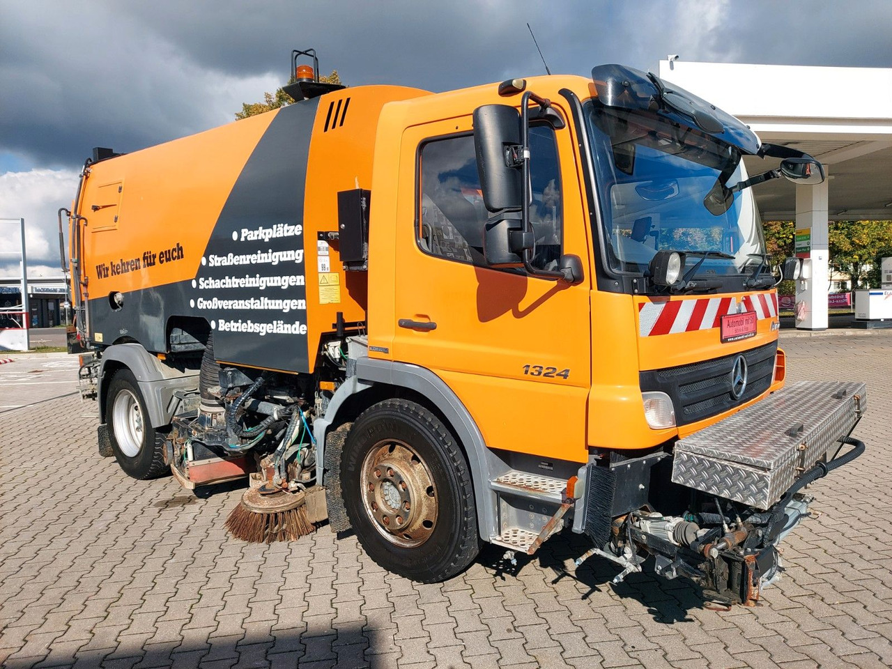 Mercedes-Benz Atego 2 6-Zyl. 4x2 1324 Schmidt SK 600 Klima - Cestovna čistilica: slika Mercedes-Benz Atego 2 6-Zyl. 4x2 1324 Schmidt SK 600 Klima - Cestovna čistilica Mercedes-Benz Atego 2 6-Zyl. 4x2 1324 Schmidt SK 600 Klima - Cestovna čistilica: slika Mercedes-Benz Atego 2 6-Zyl. 4x2 1324 Schmidt SK 600 Klima - Cestovna čistilica