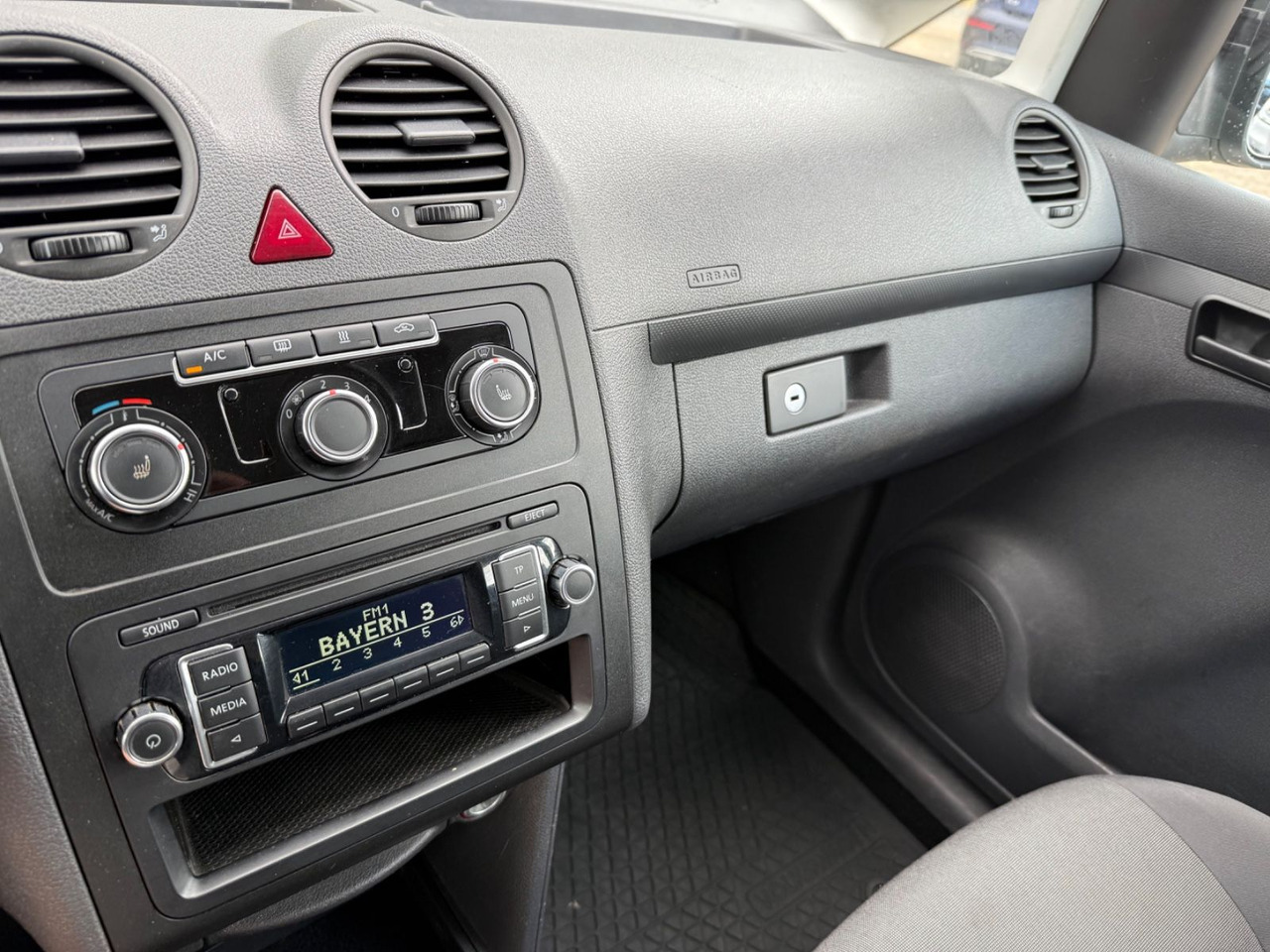 Putnički kombi Volkswagen Caddy Maxi  KastenKombi 5 SITZER KLIMAA SHZ AHK: slika Putnički kombi Volkswagen Caddy Maxi  KastenKombi 5 SITZER KLIMAA SHZ AHK
