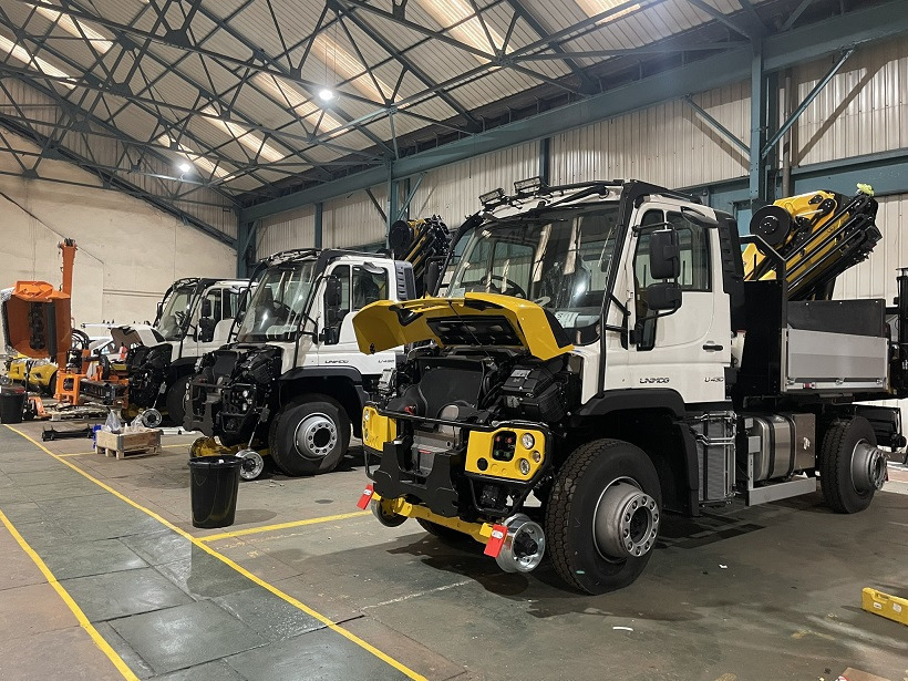 UNIMOG - Kamion s kranom: slika UNIMOG - Kamion s kranom UNIMOG - Kamion s kranom: slika UNIMOG - Kamion s kranom