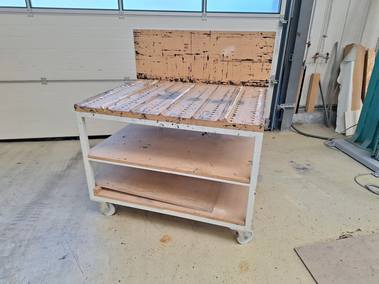 1 Stk. Arbeitstisch - Alat/ Oprema: slika 1 Stk. Arbeitstisch - Alat/ Oprema 1 Stk. Arbeitstisch - Alat/ Oprema: slika 1 Stk. Arbeitstisch - Alat/ Oprema