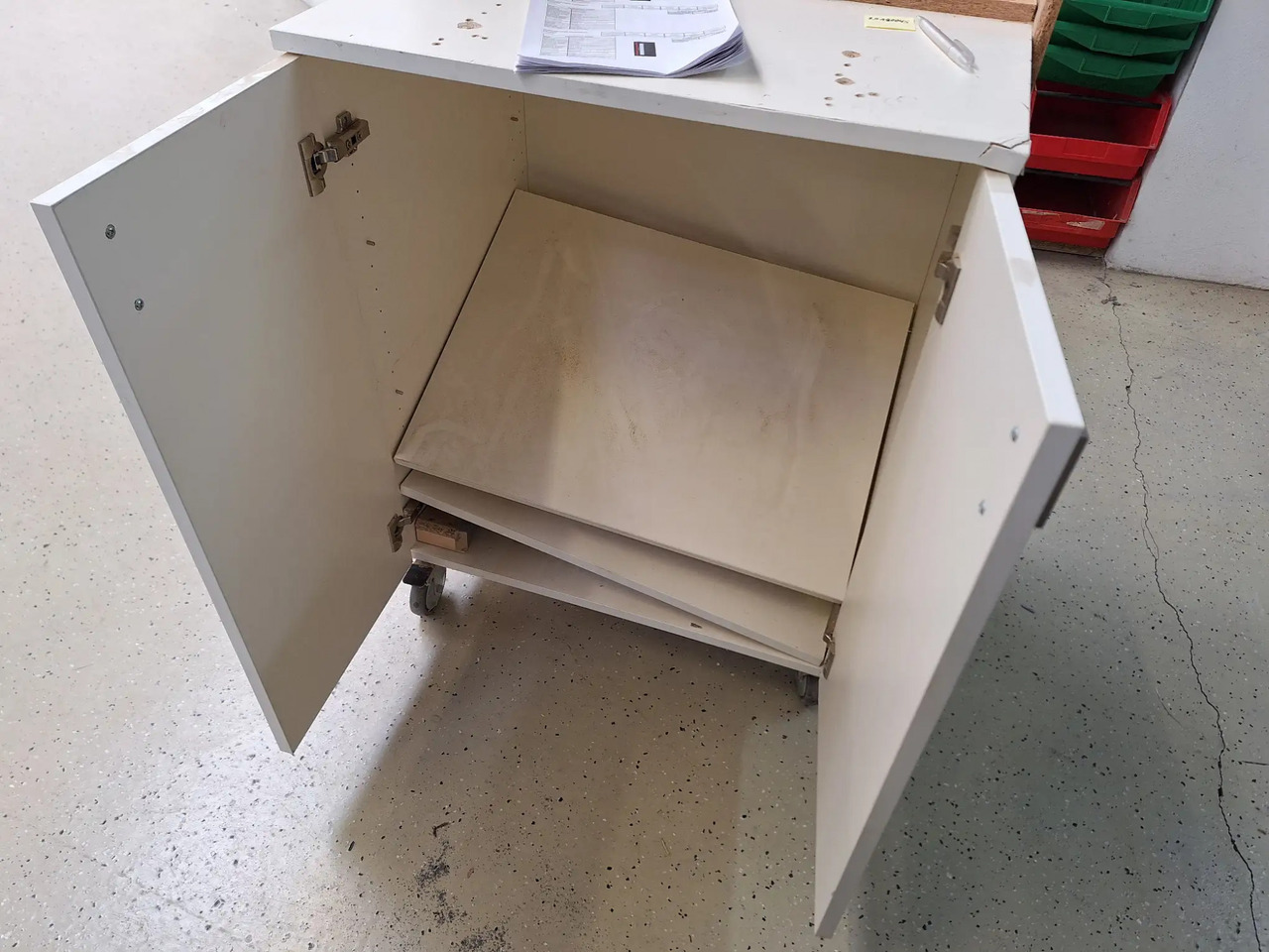 1 Stk. Möbelstück - Alat/ Oprema: slika 1 Stk. Möbelstück - Alat/ Oprema 1 Stk. Möbelstück - Alat/ Oprema: slika 1 Stk. Möbelstück - Alat/ Oprema