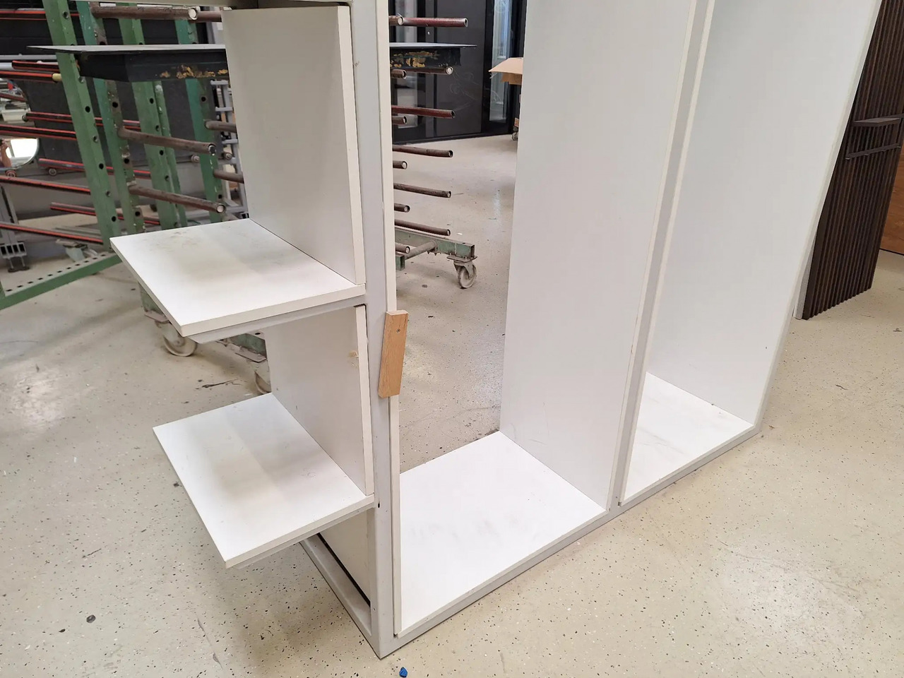 1 Stk. Regal - Alat/ Oprema: slika 1 Stk. Regal - Alat/ Oprema 1 Stk. Regal - Alat/ Oprema: slika 1 Stk. Regal - Alat/ Oprema