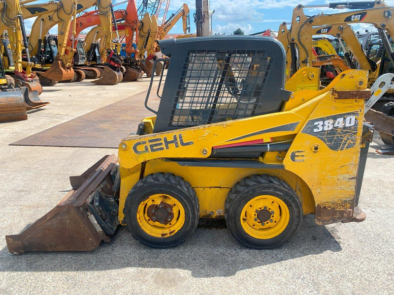 Gehl SL3840 NVT - Mini utovarivač: slika Gehl SL3840 NVT - Mini utovarivač Gehl SL3840 NVT - Mini utovarivač: slika Gehl SL3840 NVT - Mini utovarivač