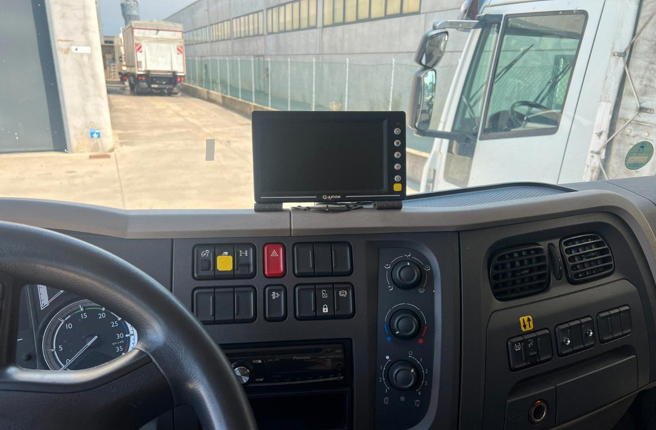 Interior photo 1: Kamion sandučar Daf lf 250 fa furgone 8 mt euro 6