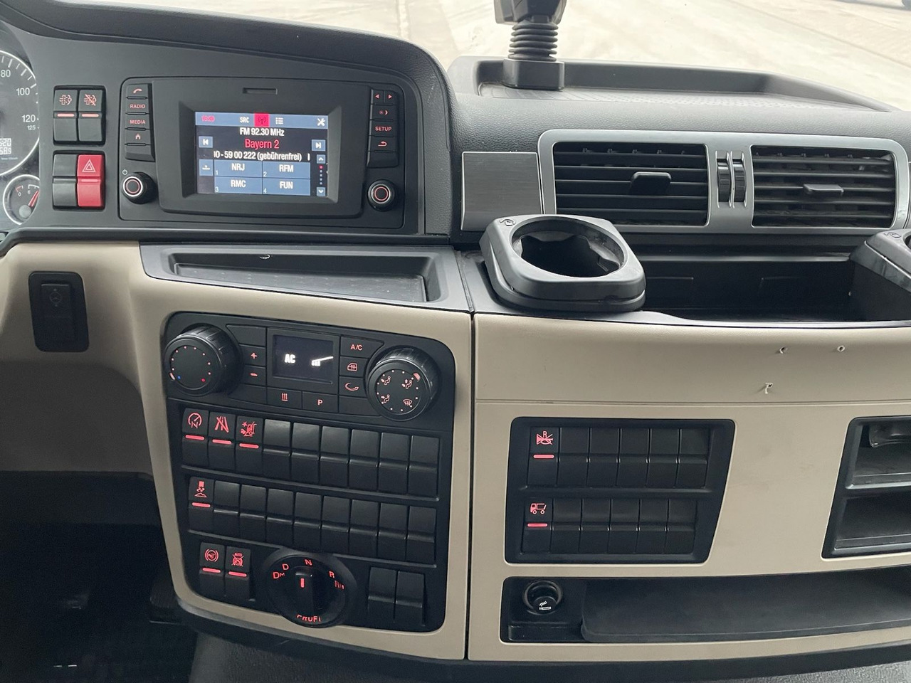 Dostavno vozilo sa zatvorenim sandukom MAN TGL 8.190 4x2 BL Koffer/LBW/PALFINGER/AC/EU6d: slika Dostavno vozilo sa zatvorenim sandukom MAN TGL 8.190 4x2 BL Koffer/LBW/PALFINGER/AC/EU6d Dostavno vozilo sa zatvorenim sandukom MAN TGL 8.190 4x2 BL Koffer/LBW/PALFINGER/AC/EU6d: slika Dostavno vozilo sa zatvorenim sandukom MAN TGL 8.190 4x2 BL Koffer/LBW/PALFINGER/AC/EU6d