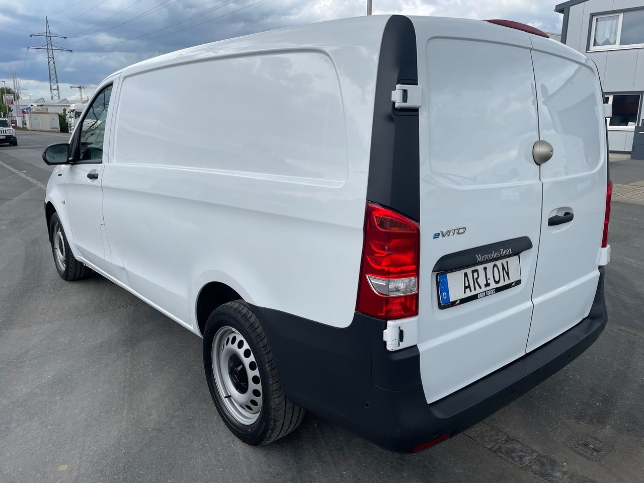 Mercedes-Benz eVito 111 Kastenwagen lang/Kamera/AC/70kW/3Sitze - Mali kombi, Električno dostavno vozilo: slika Mercedes-Benz eVito 111 Kastenwagen lang/Kamera/AC/70kW/3Sitze - Mali kombi, Električno dostavno vozilo Mercedes-Benz eVito 111 Kastenwagen lang/Kamera/AC/70kW/3Sitze - Mali kombi, Električno dostavno vozilo: slika Mercedes-Benz eVito 111 Kastenwagen lang/Kamera/AC/70kW/3Sitze - Mali kombi, Električno dostavno vozilo