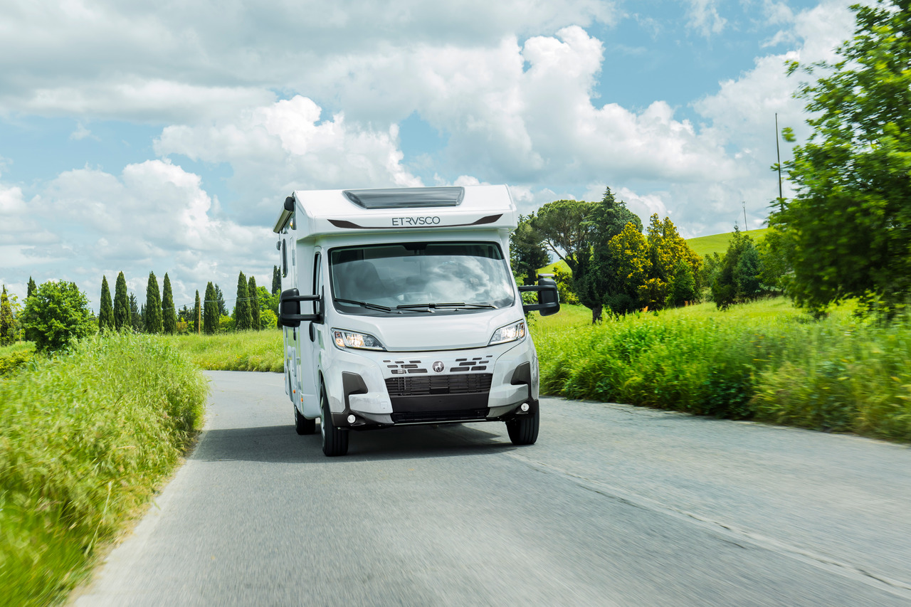 Etrusco T 7.3 QCF - Poluintegrirani kamper: slika Etrusco T 7.3 QCF - Poluintegrirani kamper Etrusco T 7.3 QCF - Poluintegrirani kamper: slika Etrusco T 7.3 QCF - Poluintegrirani kamper