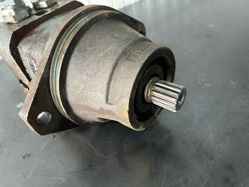 Liebherr R904 / A904C Li / A904 Li / A900C Li / A900C / R900C Li / R904C / R900C Li EDC - Hidraulični motor: slika Liebherr R904 / A904C Li / A904 Li / A900C Li / A900C / R900C Li / R904C / R900C Li EDC - Hidraulični motor Liebherr R904 / A904C Li / A904 Li / A900C Li / A900C / R900C Li / R904C / R900C Li EDC - Hidraulični motor: slika Liebherr R904 / A904C Li / A904 Li / A900C Li / A900C / R900C Li / R904C / R900C Li EDC - Hidraulični motor