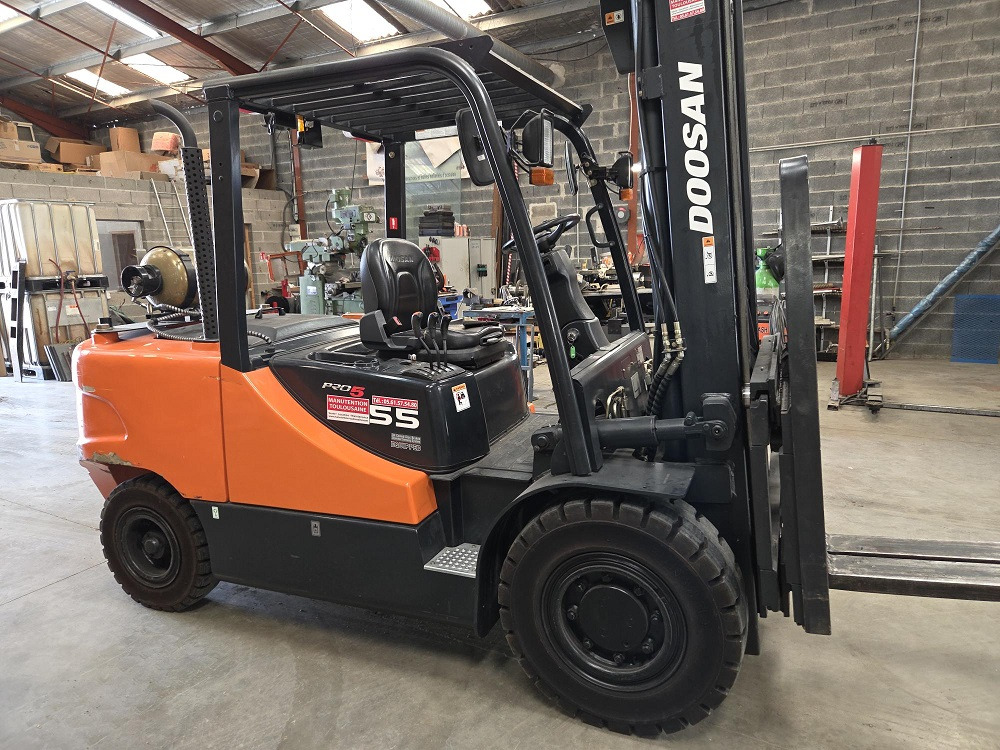 DOOSAN G55C-5 - Plinski viličar: slika DOOSAN G55C-5 - Plinski viličar DOOSAN G55C-5 - Plinski viličar: slika DOOSAN G55C-5 - Plinski viličar