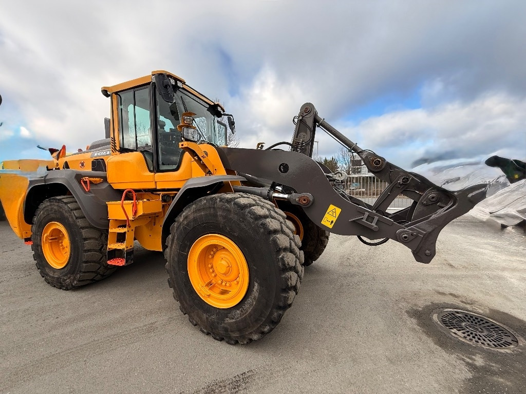 Volvo L 110 H - Utovarivač na kotačima: slika Volvo L 110 H - Utovarivač na kotačima Volvo L 110 H - Utovarivač na kotačima: slika Volvo L 110 H - Utovarivač na kotačima