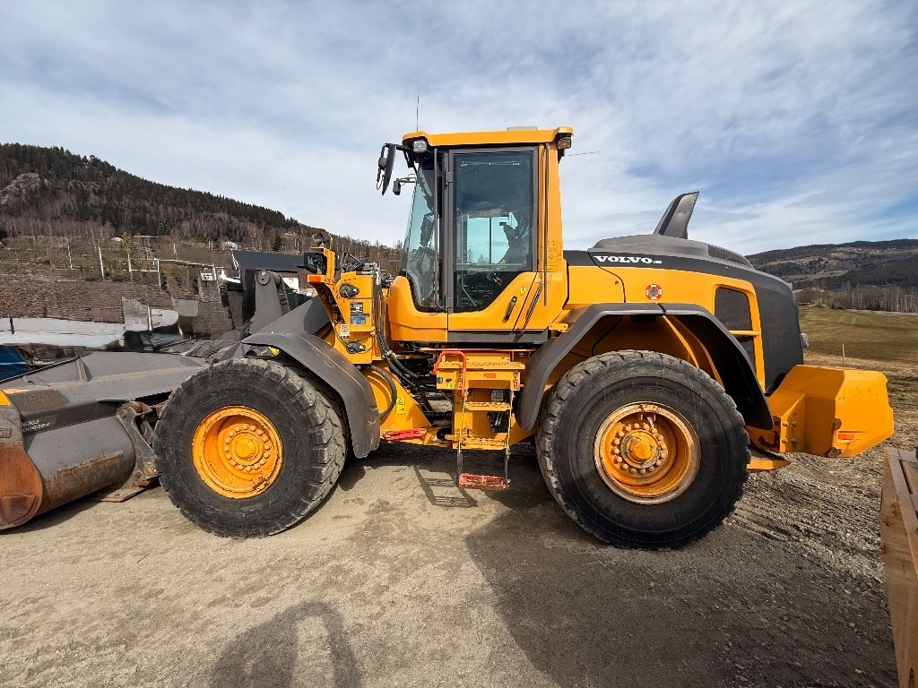 Volvo L 90 H - Utovarivač na kotačima: slika Volvo L 90 H - Utovarivač na kotačima Volvo L 90 H - Utovarivač na kotačima: slika Volvo L 90 H - Utovarivač na kotačima