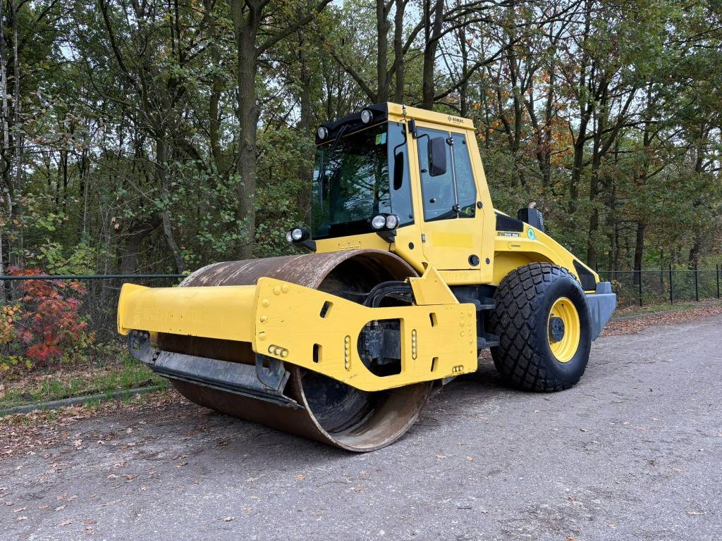 Bomag BW 213 D H-4 i EVIB/BVC / Airco / German machine - Kompaktor: slika Bomag BW 213 D H-4 i EVIB/BVC / Airco / German machine - Kompaktor Bomag BW 213 D H-4 i EVIB/BVC / Airco / German machine - Kompaktor: slika Bomag BW 213 D H-4 i EVIB/BVC / Airco / German machine - Kompaktor