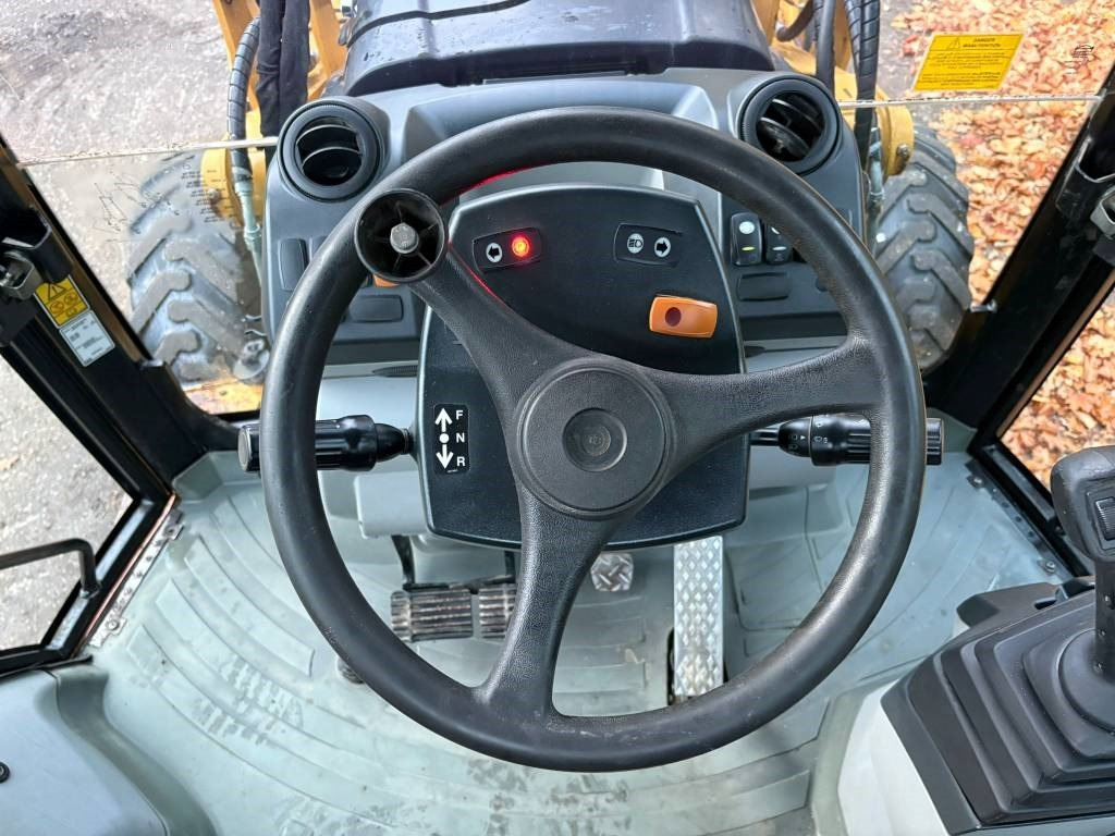 Rovokopač-utovarivač CAT 432E: slika Rovokopač-utovarivač CAT 432E