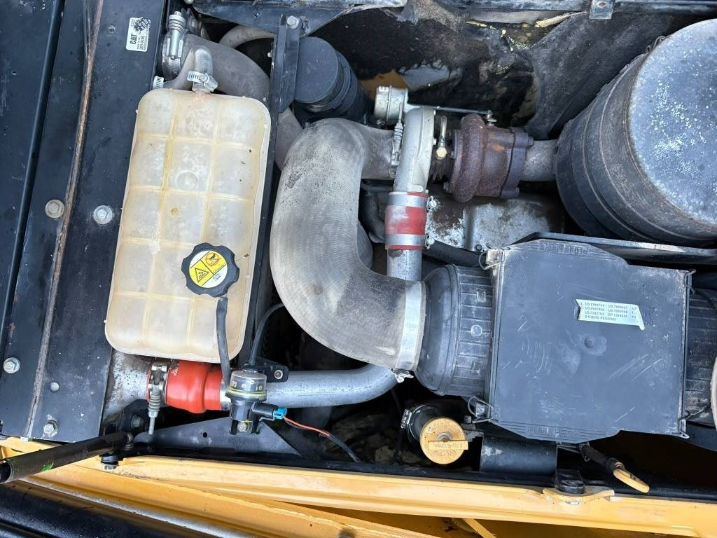 Rovokopač-utovarivač CAT 432E: slika Rovokopač-utovarivač CAT 432E