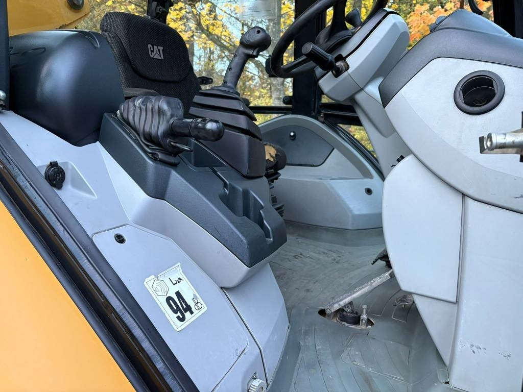 Rovokopač-utovarivač CAT 432E: slika Rovokopač-utovarivač CAT 432E