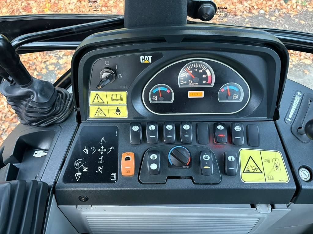 Rovokopač-utovarivač CAT 432E: slika Rovokopač-utovarivač CAT 432E