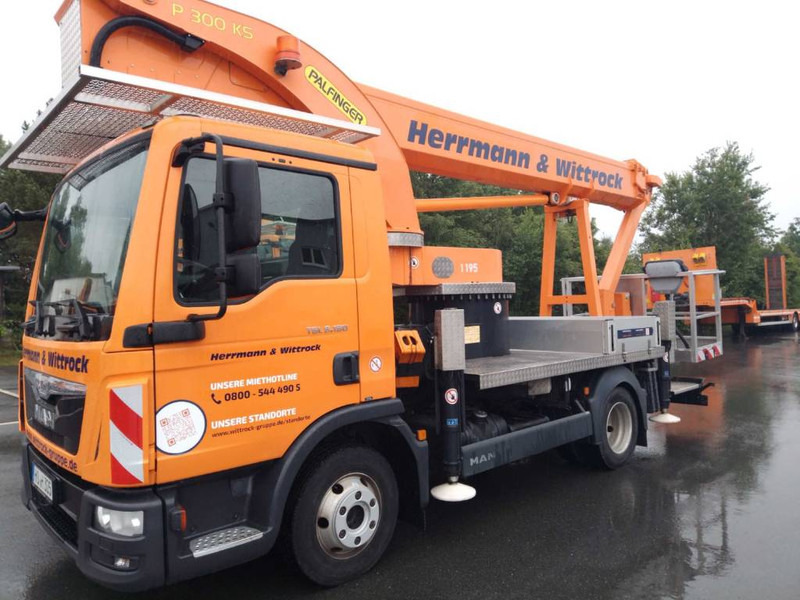 Palfinger P 300 KS - Podizna platforma montirana na kamion: slika Palfinger P 300 KS - Podizna platforma montirana na kamion Palfinger P 300 KS - Podizna platforma montirana na kamion: slika Palfinger P 300 KS - Podizna platforma montirana na kamion