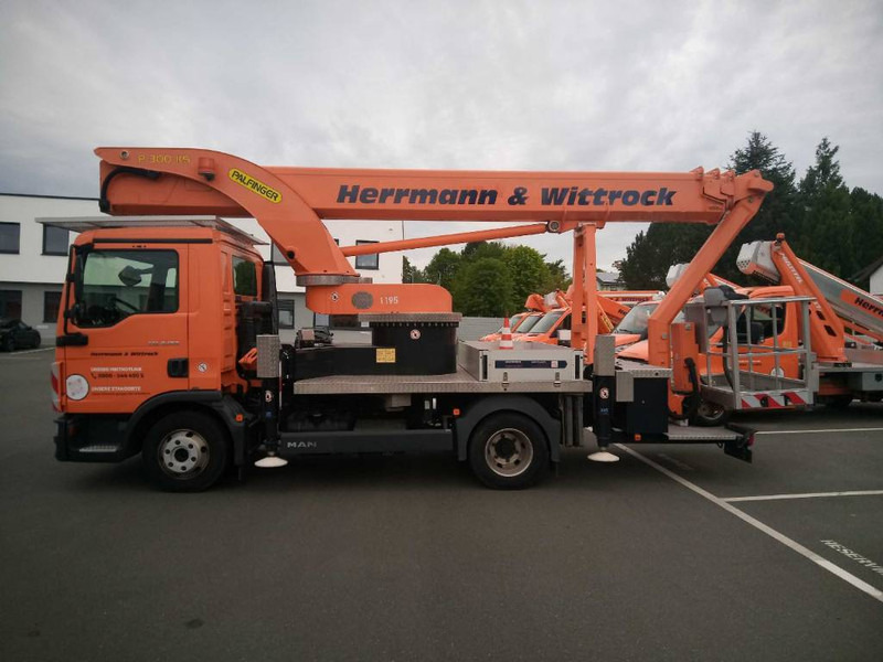 Palfinger P 300 KS - Podizna platforma montirana na kamion: slika Palfinger P 300 KS - Podizna platforma montirana na kamion Palfinger P 300 KS - Podizna platforma montirana na kamion: slika Palfinger P 300 KS - Podizna platforma montirana na kamion