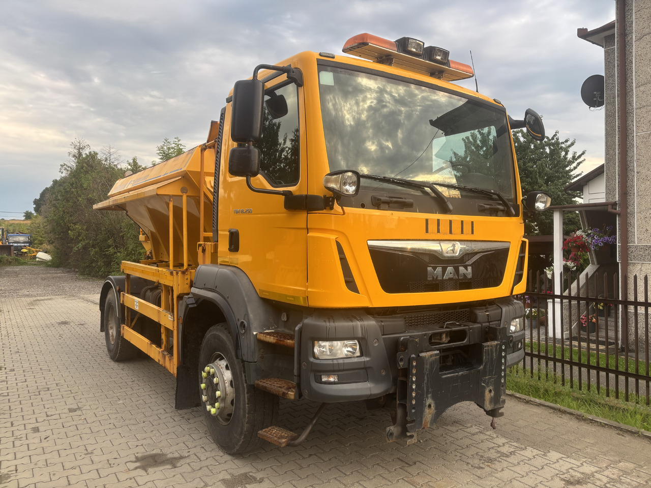 MAN TGM 18.250 4X4BB GRITTER/SPREADER/PLOUGH - Vozilo za čišćenje snijega: slika MAN TGM 18.250 4X4BB GRITTER/SPREADER/PLOUGH - Vozilo za čišćenje snijega MAN TGM 18.250 4X4BB GRITTER/SPREADER/PLOUGH - Vozilo za čišćenje snijega: slika MAN TGM 18.250 4X4BB GRITTER/SPREADER/PLOUGH - Vozilo za čišćenje snijega