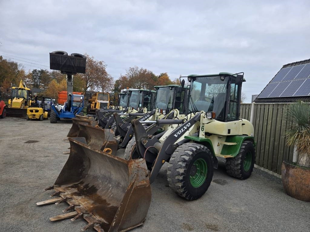 Volvo L 30 B - Utovarivač na kotačima: slika Volvo L 30 B - Utovarivač na kotačima Volvo L 30 B - Utovarivač na kotačima: slika Volvo L 30 B - Utovarivač na kotačima