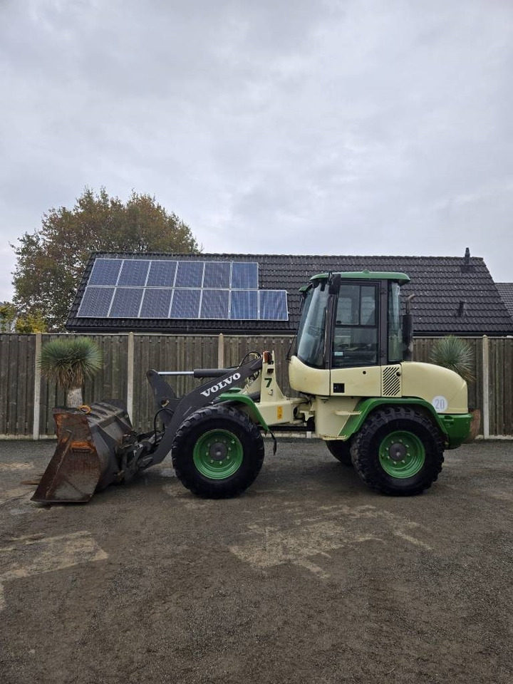 Volvo L 30 B - Utovarivač na kotačima: slika Volvo L 30 B - Utovarivač na kotačima Volvo L 30 B - Utovarivač na kotačima: slika Volvo L 30 B - Utovarivač na kotačima