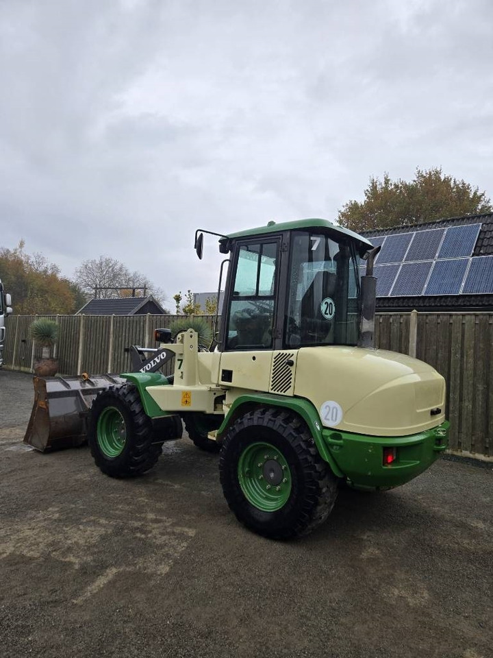 Volvo L 30 B - Utovarivač na kotačima: slika Volvo L 30 B - Utovarivač na kotačima Volvo L 30 B - Utovarivač na kotačima: slika Volvo L 30 B - Utovarivač na kotačima