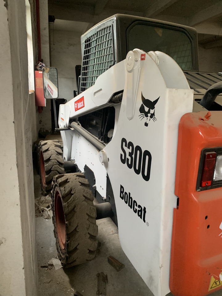 BOBCAT S300 - Mini utovarivač: slika BOBCAT S300 - Mini utovarivač BOBCAT S300 - Mini utovarivač: slika BOBCAT S300 - Mini utovarivač