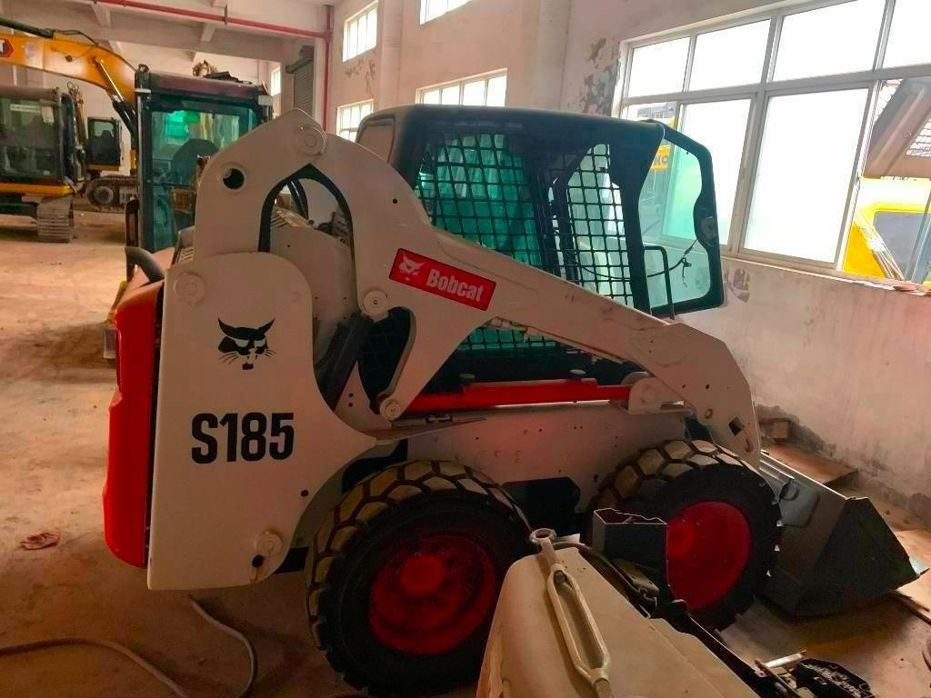 Bobcat S 185 - Mini utovarivač: slika Bobcat S 185 - Mini utovarivač Bobcat S 185 - Mini utovarivač: slika Bobcat S 185 - Mini utovarivač