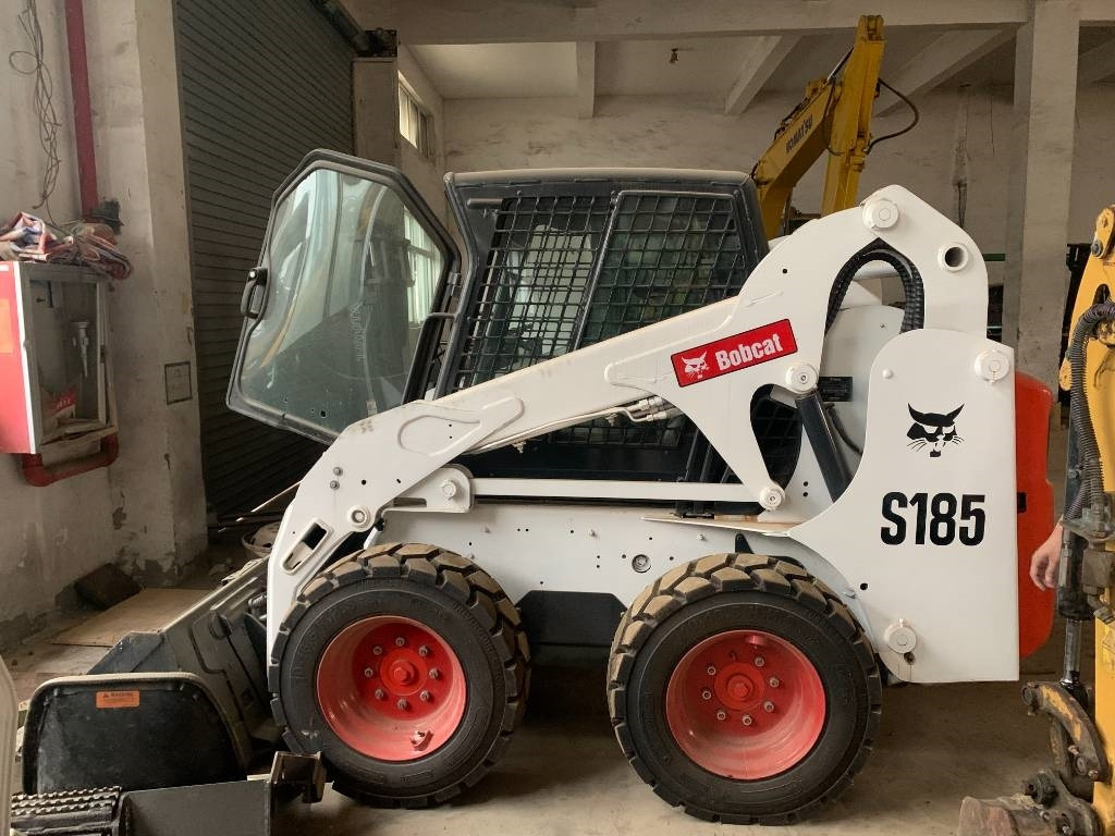 Bobcat S 185 - Mini utovarivač: slika Bobcat S 185 - Mini utovarivač Bobcat S 185 - Mini utovarivač: slika Bobcat S 185 - Mini utovarivač