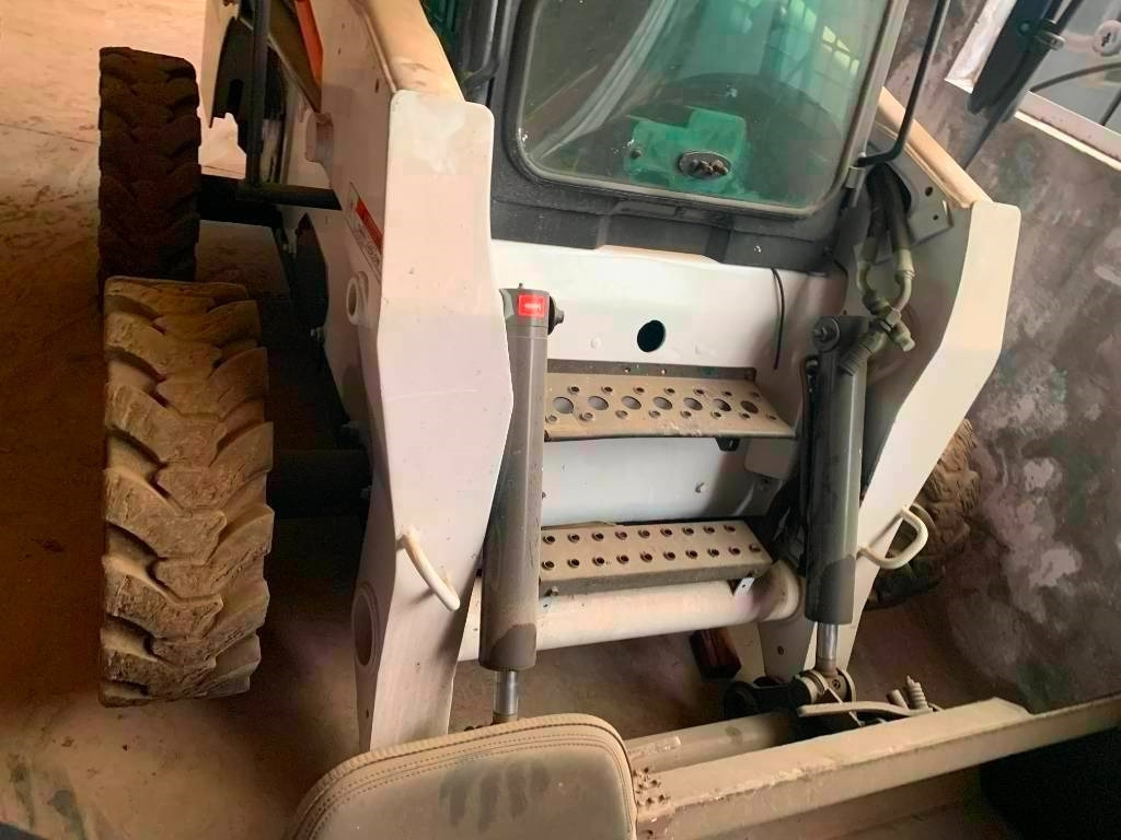 Bobcat S 300 - Mini utovarivač: slika Bobcat S 300 - Mini utovarivač Bobcat S 300 - Mini utovarivač: slika Bobcat S 300 - Mini utovarivač