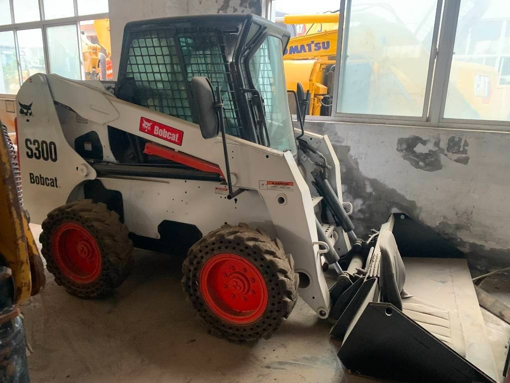 Bobcat S 300 - Mini utovarivač: slika Bobcat S 300 - Mini utovarivač Bobcat S 300 - Mini utovarivač: slika Bobcat S 300 - Mini utovarivač