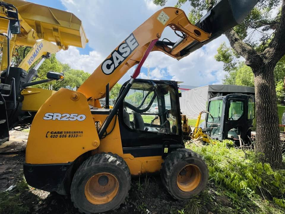 CASE SR250 - Mini utovarivač: slika CASE SR250 - Mini utovarivač CASE SR250 - Mini utovarivač: slika CASE SR250 - Mini utovarivač