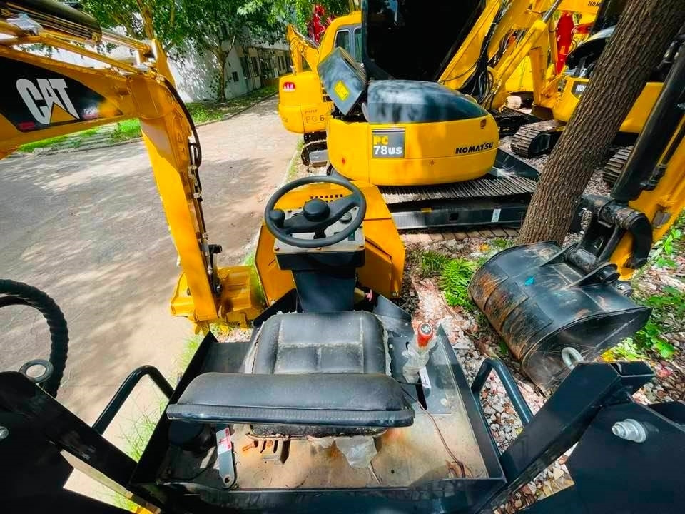CAT 303 - Mini bager: slika CAT 303 - Mini bager CAT 303 - Mini bager: slika CAT 303 - Mini bager