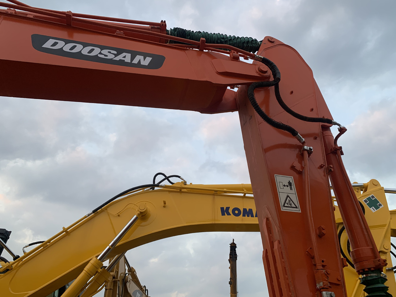 DOOSAN DX225LC - Bager na kotačima: slika DOOSAN DX225LC - Bager na kotačima DOOSAN DX225LC - Bager na kotačima: slika DOOSAN DX225LC - Bager na kotačima