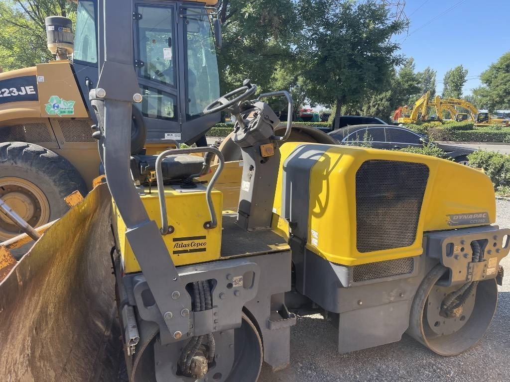 Dynapac CC 1250 - Cestovni valjak: slika Dynapac CC 1250 - Cestovni valjak Dynapac CC 1250 - Cestovni valjak: slika Dynapac CC 1250 - Cestovni valjak