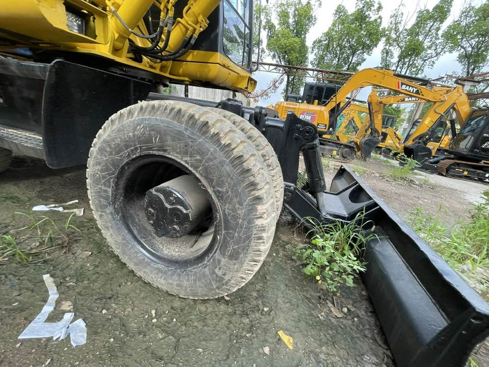 Bager na kotačima Komatsu PW160: slika Bager na kotačima Komatsu PW160