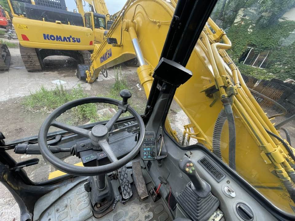 Bager na kotačima Komatsu PW160: slika Bager na kotačima Komatsu PW160