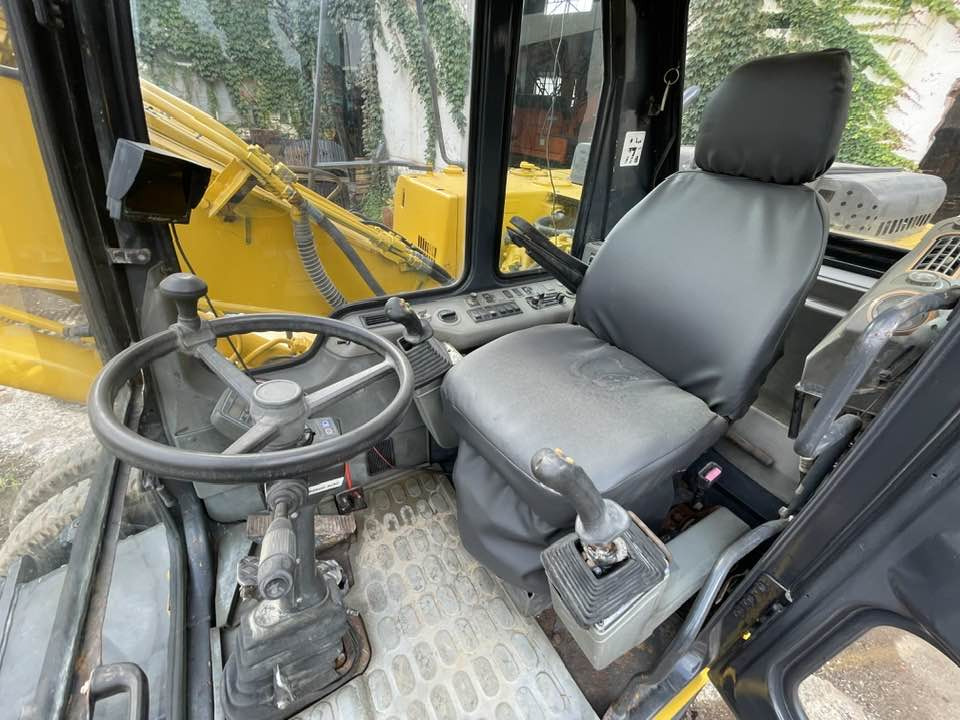 Bager na kotačima Komatsu PW160: slika Bager na kotačima Komatsu PW160