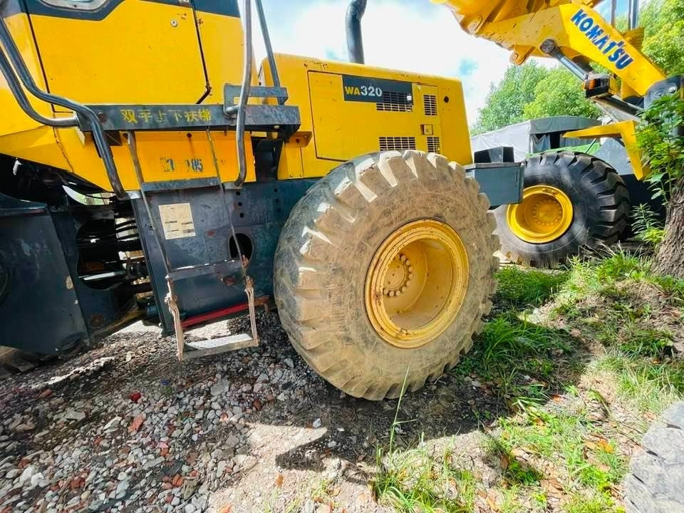 Komatsu WA320 - Utovarivač na kotačima: slika Komatsu WA320 - Utovarivač na kotačima Komatsu WA320 - Utovarivač na kotačima: slika Komatsu WA320 - Utovarivač na kotačima