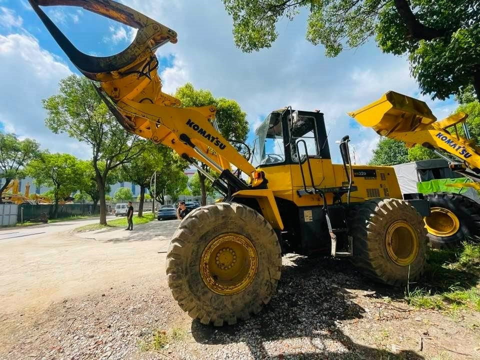 Komatsu WA320 - Utovarivač na kotačima: slika Komatsu WA320 - Utovarivač na kotačima Komatsu WA320 - Utovarivač na kotačima: slika Komatsu WA320 - Utovarivač na kotačima