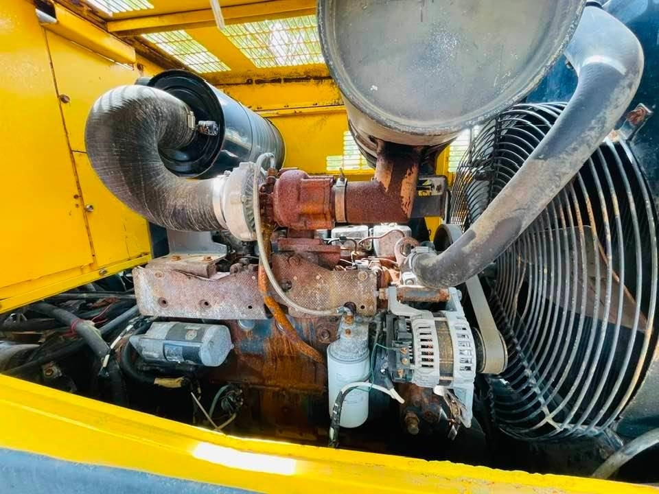 Komatsu WA320 - Utovarivač na kotačima: slika Komatsu WA320 - Utovarivač na kotačima Komatsu WA320 - Utovarivač na kotačima: slika Komatsu WA320 - Utovarivač na kotačima